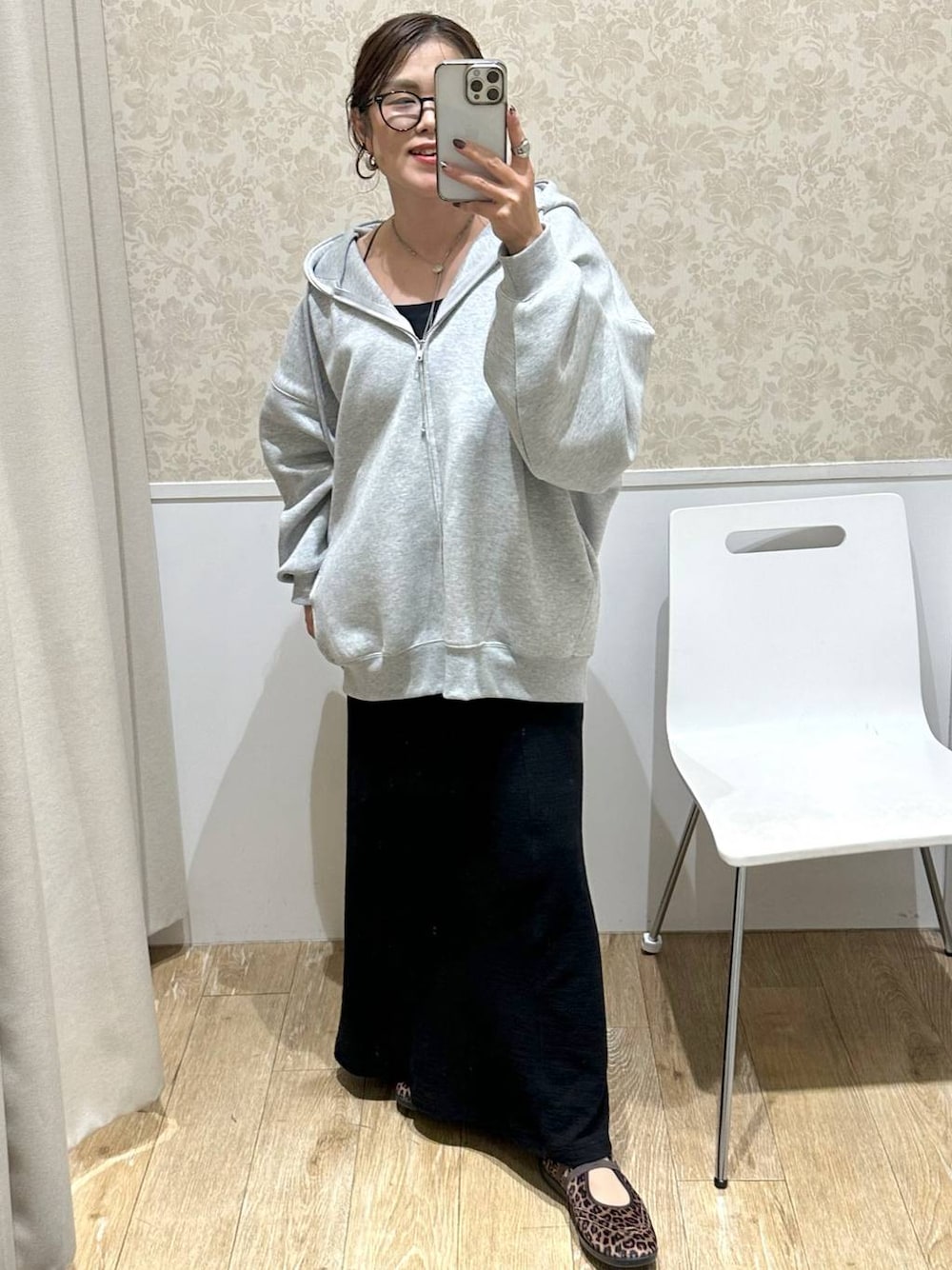 その他のパンプス、ブラック系のスカート、グレー系のパーカーを着用したレディースの秋コーディネートの1枚目の写真