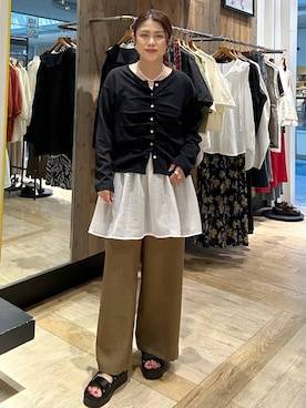 「LEPSIM（レプシィム）の《リネンライクドライシリーズ》ギャザーワイドパンツ　638911（その他パンツ、ブラウン系）」を使った、mrt601lepsimさん（レディース）の夏コーディネート