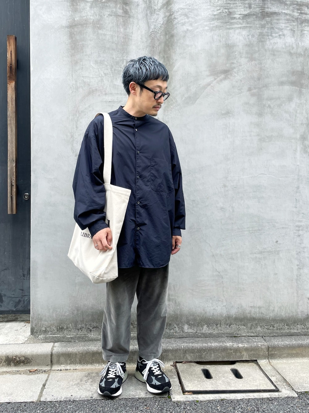 JJJJoundのトートバッグを使った人気ファッションコーディネート