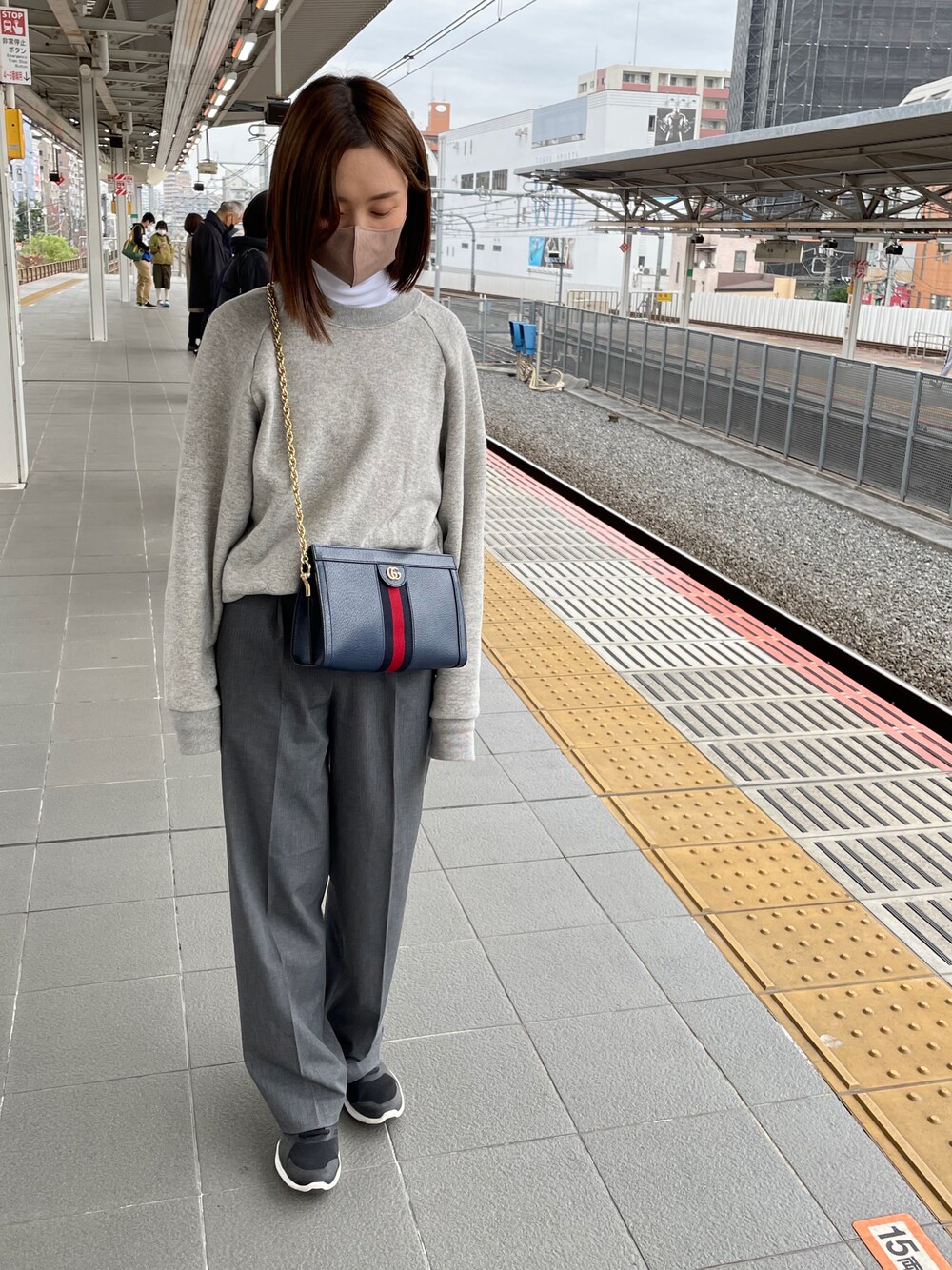 「雨の日コーデ、きれいめカジュアル、ワントーンコーデ、グレーコーデ、骨格ナチュラル」｜「UNIQLOのアイテム（スラックス、グレー系）」を使った、sakuraiさん（レディース・159cm）の秋コーディネートの1枚目の写真