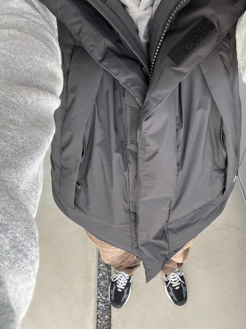 「休日スタイル、休日コーデ、スニーカー、シンプル」｜「DAIWA PIER39のアイテム（ダウンベスト、ブラック系）」を使った、100百式さん（メンズ・165cm）の冬コーディネートの1枚目の写真