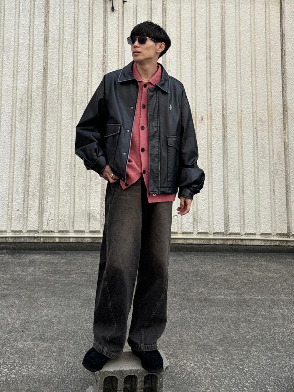 「レザー、シンプル、秋服、大人コーデ、デニム、きれいめカジュアル、カーディガン、キャップ、レザージャケット、WYM、おしゃれさんと繋がりたい、キレイめ、デニムパンツ、ピンク、お出かけコーデ」｜「ajouter flowの【ajouter flow】af metal logo  wash synthetic leather jacket（ブルゾン、ブラック系）」を使った、Ryoさん（メンズ・172cm）の秋コーディネートの1枚目の写真
