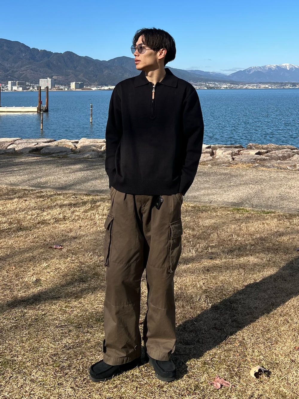 「PR、ハーフジップ、perkyroom、カーゴパンツ、きれいめカジュアル、シンプルコーデ、ストリート、ワラビー、サングラス、オトナカジュアル、ストリートMIX、ラフ、UNIQLO、韓国ファッション、きれいめコーディネート」｜「Cloudstyleの【Cloudstyle】メンズロールスリーブビッグシルエットハーフジップニット（ニット/セーター、ブラック系）」を使った、Ryoさん（メンズ・172cm）の冬コーディネートの1枚目の写真