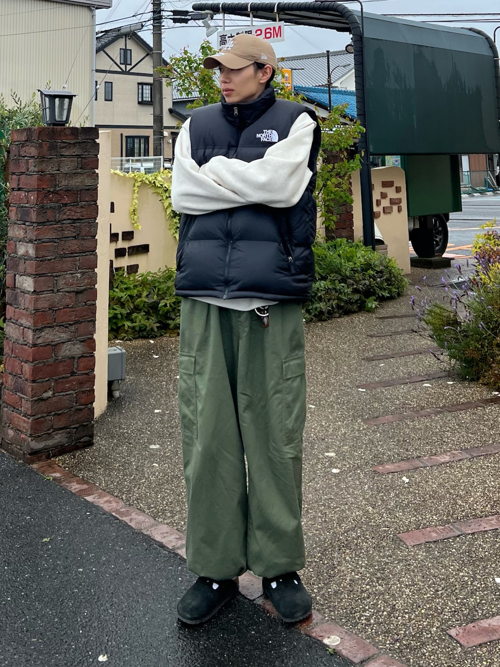 「オトナカジュアル、休日スタイル、大人コーデ、シンプル、メンズコーデ、春夏コーデ、春アウター、カーゴパンツ、カジュアル、ラフ、ダウンベスト、サンダル、キャップ、ノースフェイス、スウェット」｜「BIRKENSTOCKの＜BIRKENSTOCK＞ BOSTON SUEDE SFB/サンダル（サンダル、ブラック系）」を使った、Ryoさん（メンズ・172cm）の春コーディネートの1枚目の写真