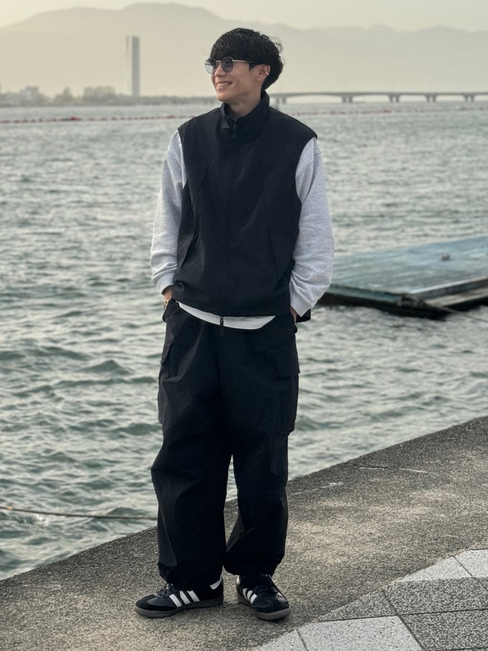 「大人コーデ、お洒落さんとつながりたい、ゆるコーデ、シンプルコーデ、オトナカジュアル、春服コーデ、テックウェア、セットアップ、シンプル、スウエット、スニーカーコーデ、WYM、春コーデ、カーゴパンツ、メガネ男子」｜「WYM LIDNMのUTILITY TECH CARGO（カーゴパンツ、ブラック系）」を使った、Ryoさん（メンズ・172cm）の春コーディネートの1枚目の写真