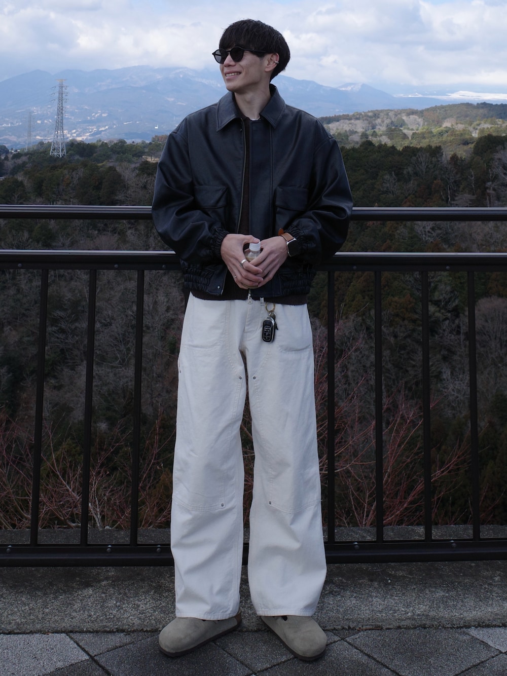 「ジャケット、春コーデ、カジュアルコーデ、メンズコーデ、春、春服コーデ、オトナカジュアル、大人ファッション、レザー、レザージャケット、シンプルコーデ、春服みてみて、サングラス、モノトーン」｜「WYM LIDNMのARTIFICIAL GRAIN  SHORT BLOUSON（ブルゾン、ブラック系）」を使った、Ryoさん（メンズ・172cm）の春コーディネートの1枚目の写真