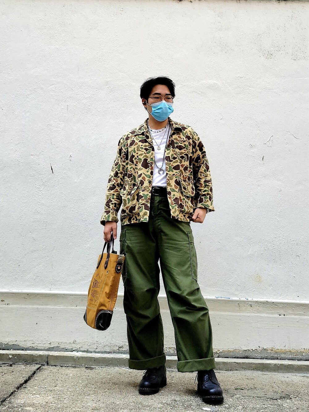 「RRLのアイテム（バッグ、ベージュ系）」を使った、CurtisWさん（メンズ・168cm）の春コーディネートの1枚目の写真