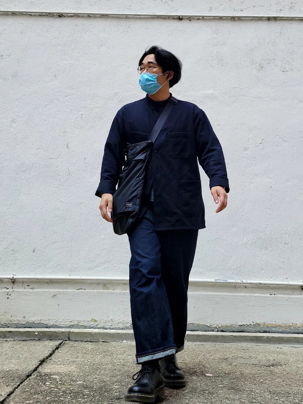「Dr. Martensのアイテム（シューズ、ブラック系）」を使った、CurtisWさん（メンズ・168cm）の春コーディネートの1枚目の写真