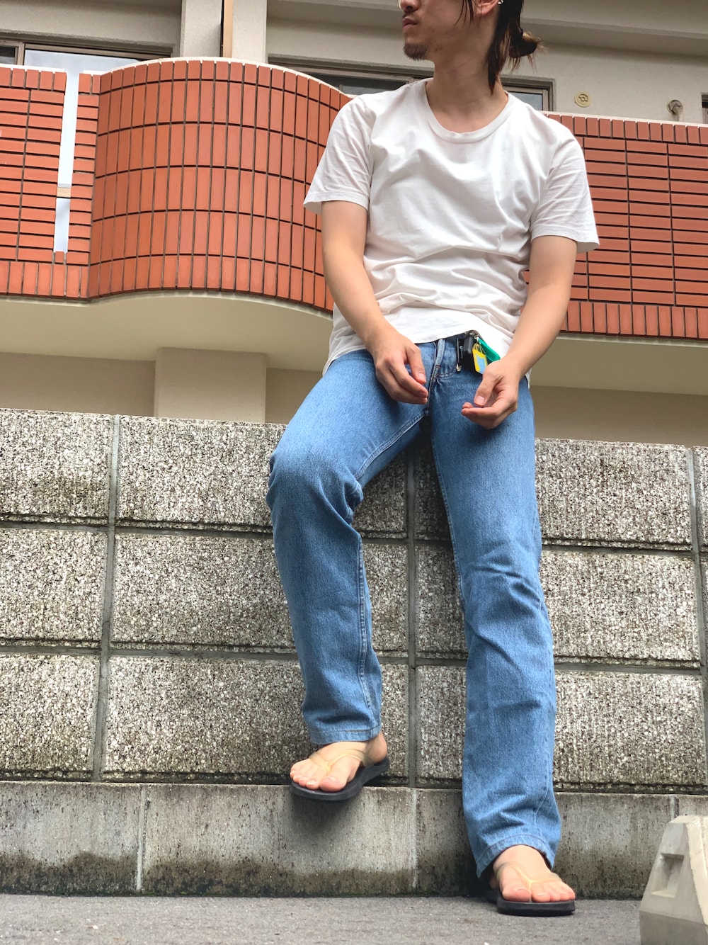 「シンプル、リラックススタイル、ビーサン、ビーチサンダル、GUコーデ、ビッグT、ヒステリックグラマー、ベージュ、ユニセックス、アメカジ」｜「Maison MargielaのMaison Margiela / メゾンマルジェラ：PACK TEE -WHITE-：パックTEE：S50GC0425-WHT[RIP]（Tシャツ/カットソー、ホワイト系）」を使った、ひでさん（メンズ・177cm）の夏コーディネートの1枚目の写真
