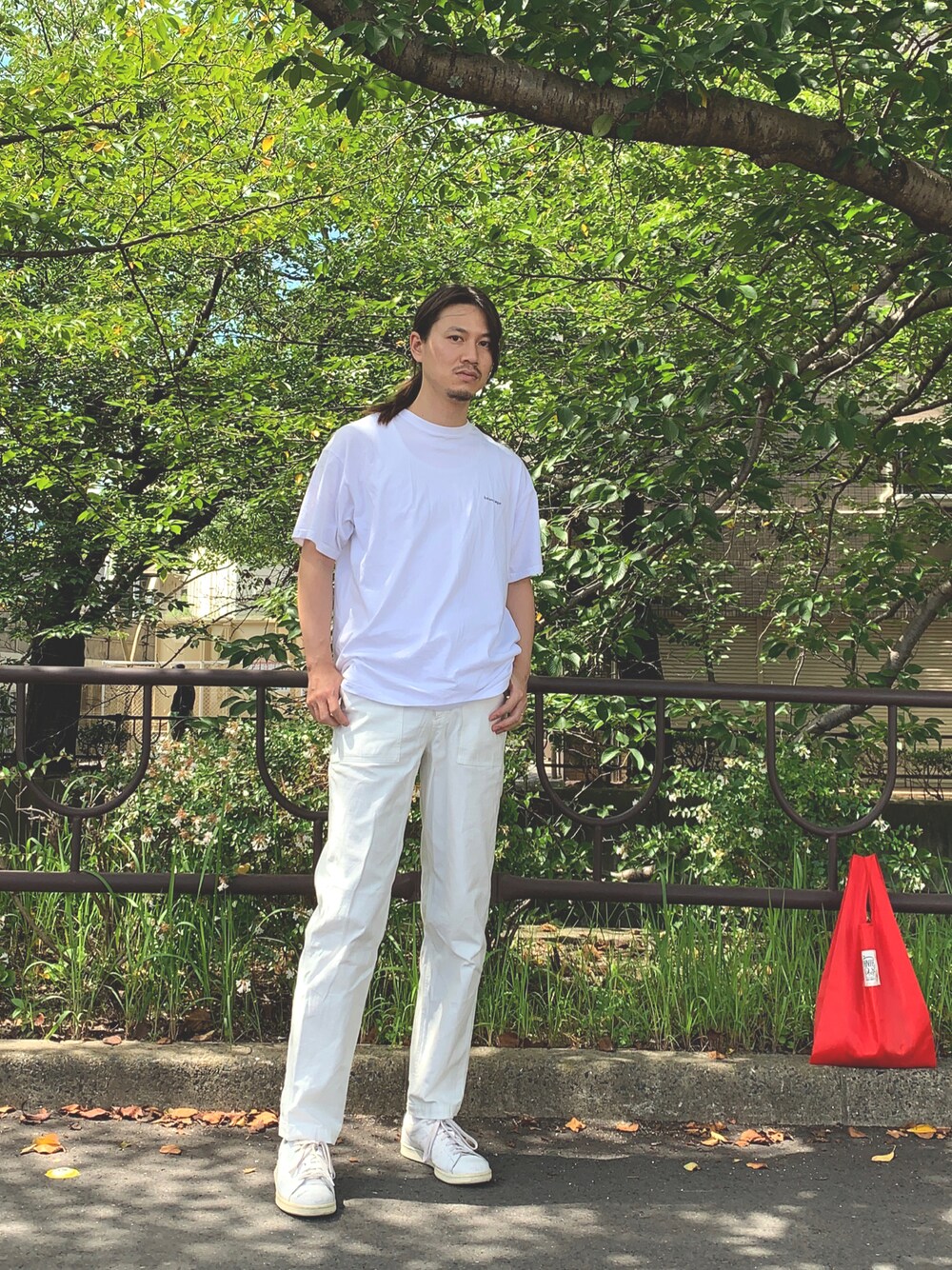 「秋コーデ、大人カジュアル、シンプルコーデ、カラーパンツ、ストリートMIX、プチプラコーデ、ワントーンコーデ、ファッションの力を信じよう、夏コーデ、フォローミー、厚底シューズ、チェックシャツ、くすみカラー、カジュアルコーデ、革靴」｜「BALENCIAGAのBalenciaga Logo-Print Cotton-Jersey T-Shirt（Tシャツ/カットソー、ホワイト系）」を使った、ひでさん（メンズ・177cm）の秋コーディネートの1枚目の写真