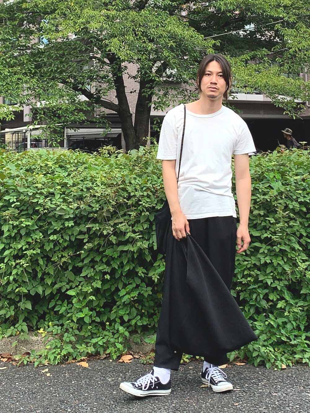 「シンプル、シンプルコーデ、おしゃれさんと繋がりたい、夏コーデ、秋のコーデ、Tシャツ、ootd、休日コーデ、白Tシャツ、ストリートコーデ、低身長コーデ、ビッグシルエット、古着コーデ、モノトーン、converse」｜「Maison MargielaのMaison Margiela / メゾンマルジェラ：PACK TEE -WHITE-：パックTEE：S50GC0425-WHT[RIP]（Tシャツ/カットソー、ホワイト系）」を使った、ひでさん（メンズ・177cm）の夏コーディネートの1枚目の写真