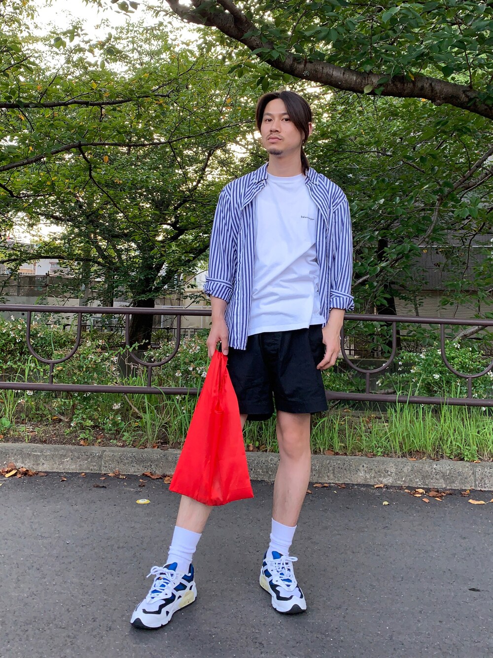 「ボーダー、ストライプシャツ、ストライプ、大人カジュアル、秋コーデ、シャツスタイル、ファッションの力を信じよう、カジュアルコーデ、シャツ、秋服準備はじめました、フォローミー、お洒落さんとつながりたい、秋トレンド2021、エコバッグ、RICK OWENS」｜「BALENCIAGAのBalenciaga Logo-Print Cotton-Jersey T-Shirt（Tシャツ/カットソー、ホワイト系）」を使った、ひでさん（メンズ・177cm）の秋コーディネートの1枚目の写真