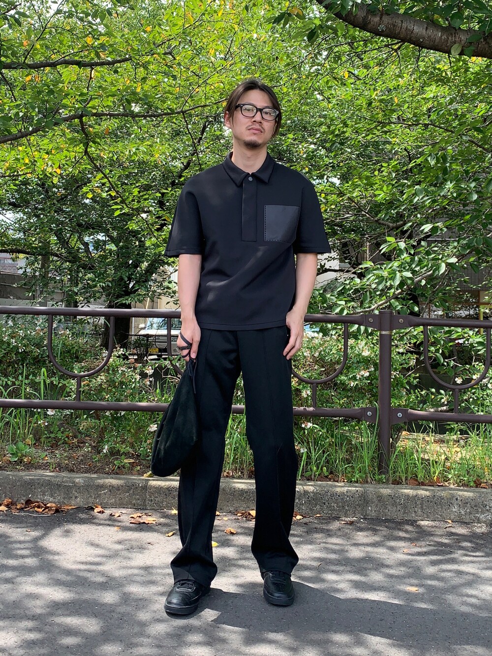 「秋服準備はじめました、お洒落さんとつながりたい、今日のコーデ、秋トレンド2021、秋冬コーデ、ワイドパンツ、リラックススタイル、オーバーサイズ、メガネ男子、ポロシャツ、きれいめカジュアル、New Balance、BALENCIAGA、Maison Margiela、ファッションの力を信じよう」｜「BALENCIAGAのアイテム（ポロシャツ、ブラック系）」を使った、ひでさん（メンズ・177cm）の秋コーディネートの1枚目の写真