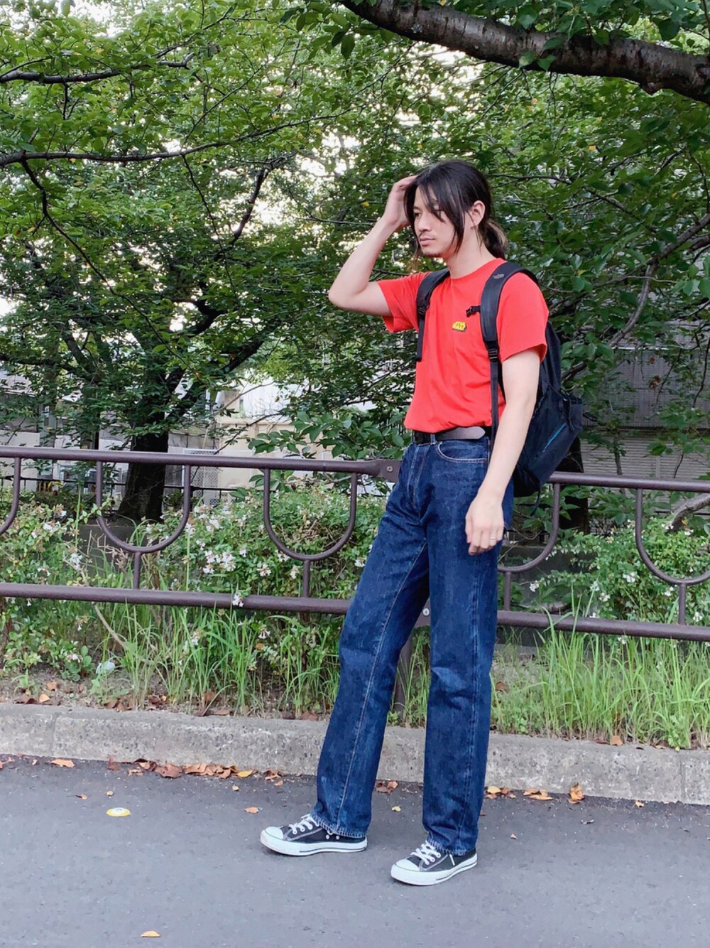 「オトナカジュアル、お洒落さんとつながりたい、大人コーデ、ラフ、リラックススタイル、80's、きれいめカジュアル、デニムパンツ、いいね、save、フォローお願いします🤑、サングラス、プチプラ、でにむ、秋トレンド2021」｜「UNIQLOのマスター オブ グラフィックス UT 西山徹（グラフィックTシャツ・半袖）（Tシャツ/カットソー、オレンジ系）」を使った、ひでさん（メンズ・177cm）の夏コーディネートの1枚目の写真