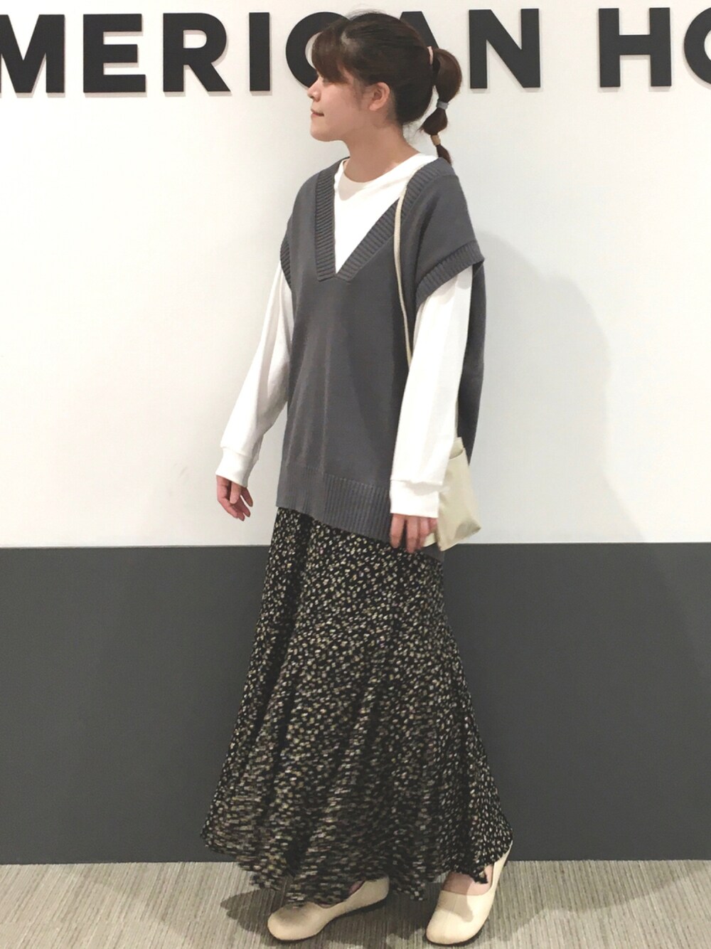 「ベスト、白Tシャツ、ティアード、ロングスカート、カジュアルコーデ、プチプラ、パンプス、スマホショルダー、小花柄、プチプラコーデ」｜「AMERICAN HOLICの★コクーンカットプルオーバー（Tシャツ/カットソー、ホワイト系）」を使った、Misato.Sさん（レディース・164cm）の秋コーディネートの1枚目の写真