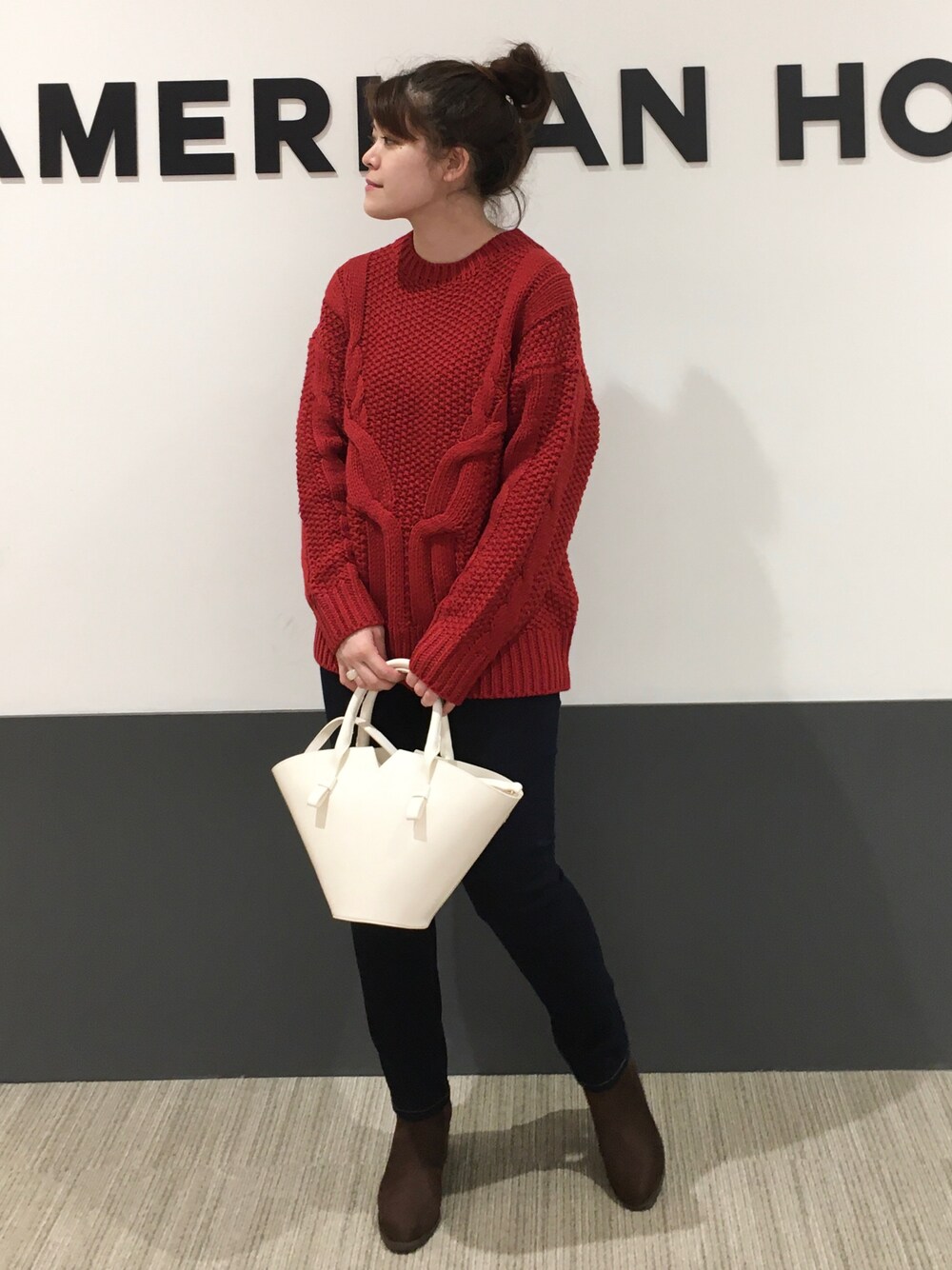 「デニム、ケーブルニット、ショートブーツ、冬、赤ニット、パンツスタイル、オトナカジュアル」｜「AMERICAN HOLICの斜めケーブルポコポコMixニットプルオーバー（ニット/セーター、レッド系）」を使った、Misato.Sさん（レディース・164cm）の冬コーディネートの1枚目の写真