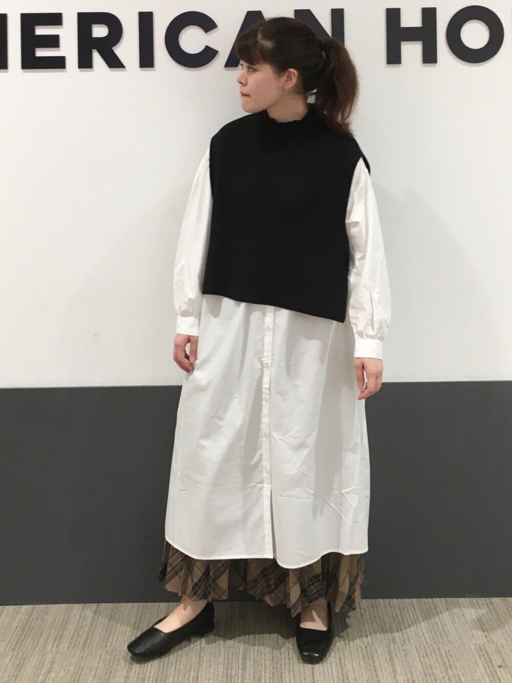 「秋のコーデ、ベスト、シャツワンピ、セットアイテム」｜「AMERICAN HOLICのチェックプリーツスカート（スカート、ベージュ系）」を使った、Misato.Sさん（レディース・164cm）の秋コーディネートの1枚目の写真