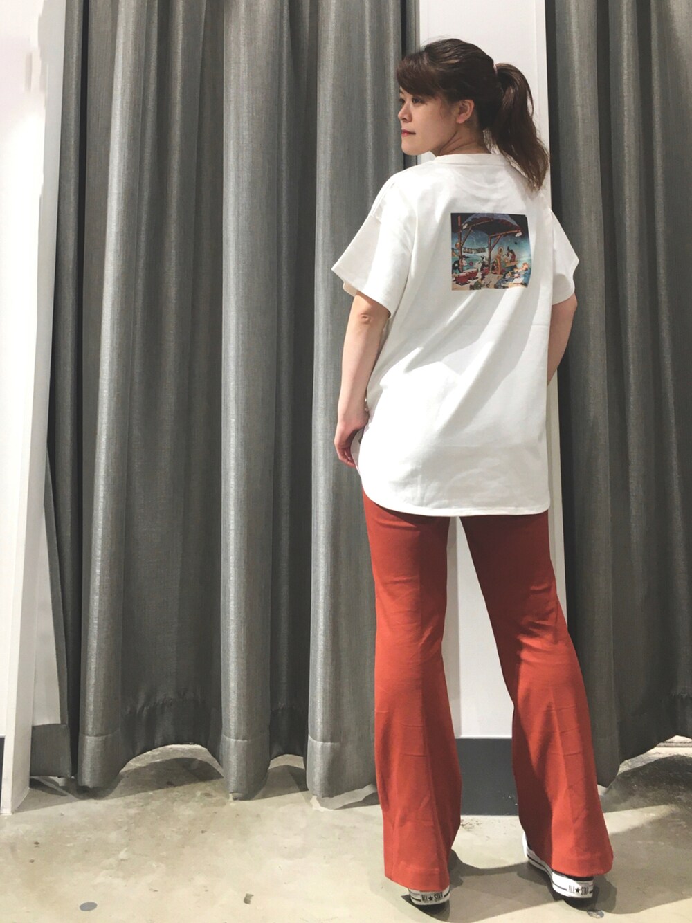 ブラウン系のその他パンツ、ブラック系のスニーカー、ホワイト系のトップスを着用したレディースの秋コーディネートの1枚目の写真