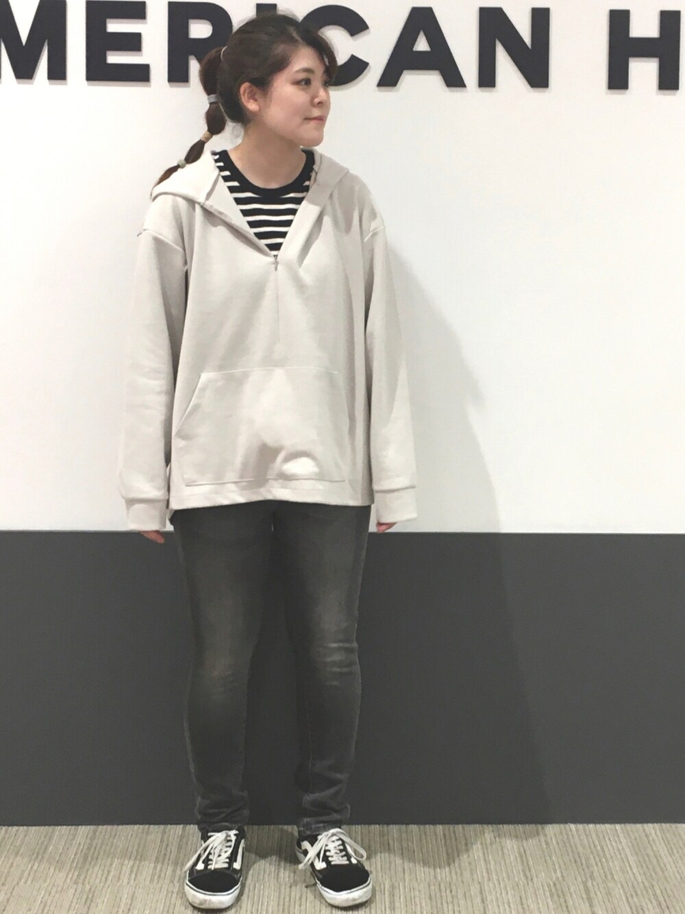 「デニム、カジュアル、ボーダー、レイヤード、グレー、パーカー、プチプラ、オールドスクール、秋コーデ、ハーフジップ」｜「AMERICAN HOLICのシガレットフィットデニム（デニムパンツ、グレー系）」を使った、Misato.Sさん（レディース・164cm）の秋コーディネートの1枚目の写真