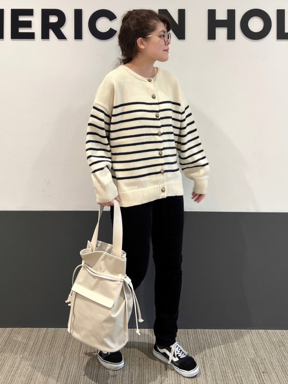 「スニーカー、ボーダー、スキニー、コーデュロイパンツ、プチプラ、パイピング、ゆったりコーデ、モノトーンコーデ、ニット/セーター、秋トレンド2021」｜「AMERICAN HOLICのストレッチコールシガレットパンツ（その他パンツ、ブラック系）」を使った、Misato.Sさん（レディース・164cm）の秋コーディネートの1枚目の写真