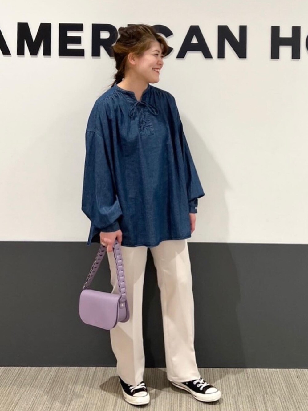 「カジュアル、デニムシャツ、大人カジュアル、パンツスタイル、春服、シンプルコーデ、春カラー、春コーデ、プチプラコーデ、春服みてみて」｜「AMERICAN HOLICのレースアップデニムブラウス（シャツ/ブラウス、ブルー系）」を使った、Misato.Sさん（レディース・164cm）の春コーディネートの1枚目の写真