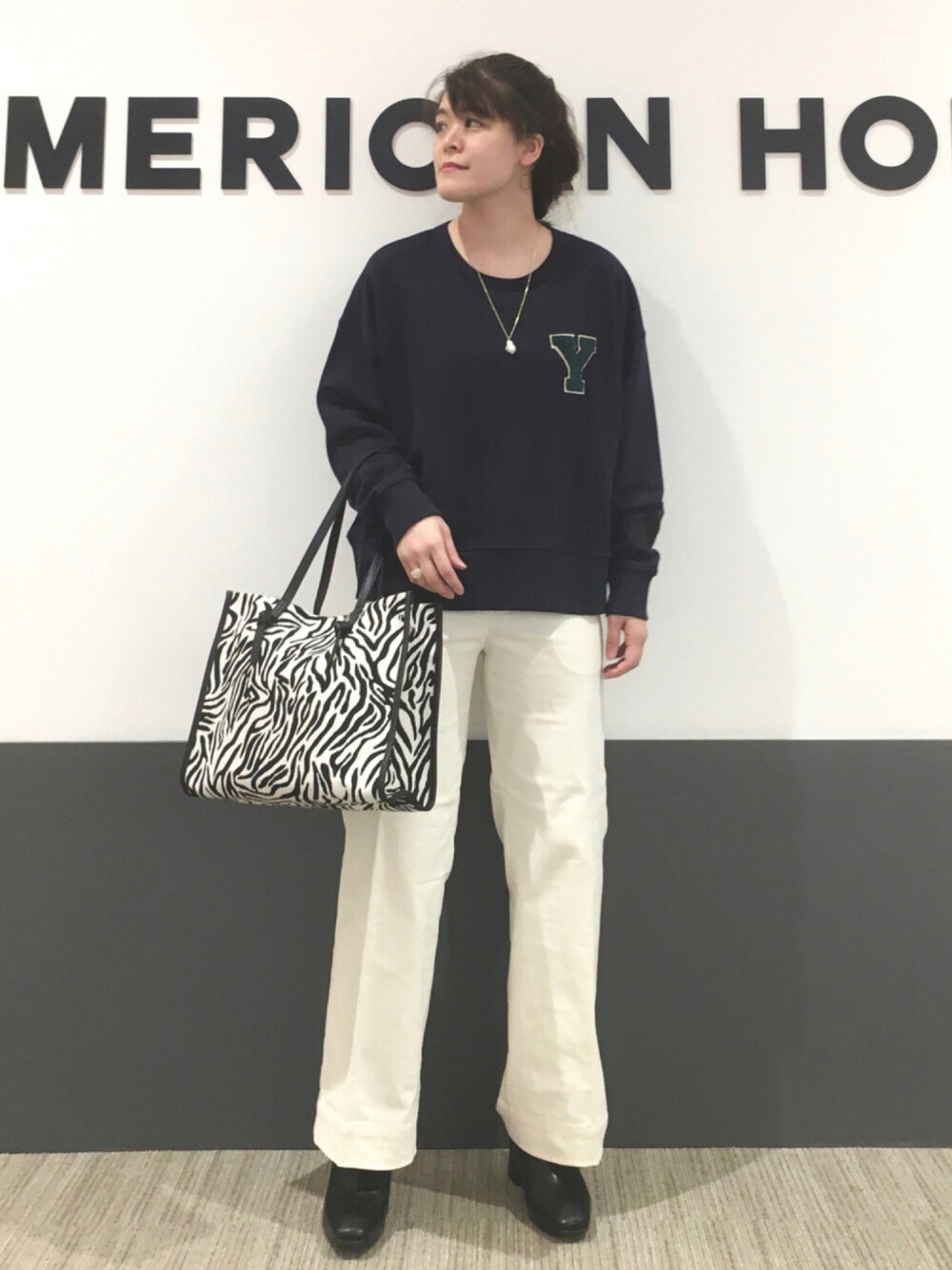 「スウェット、カジュアル、ショートブーツ、コーデュロイパンツ、ワイドパンツ、アニマル柄、パールネックレス、ゼブラ柄、秋冬コーデ、だから秋服が好き」｜「AMERICAN HOLICのワッペンロゴ裏毛カットプルオーバー（スウェット、ブルー系）」を使った、Misato.Sさん（レディース・164cm）の秋コーディネートの1枚目の写真