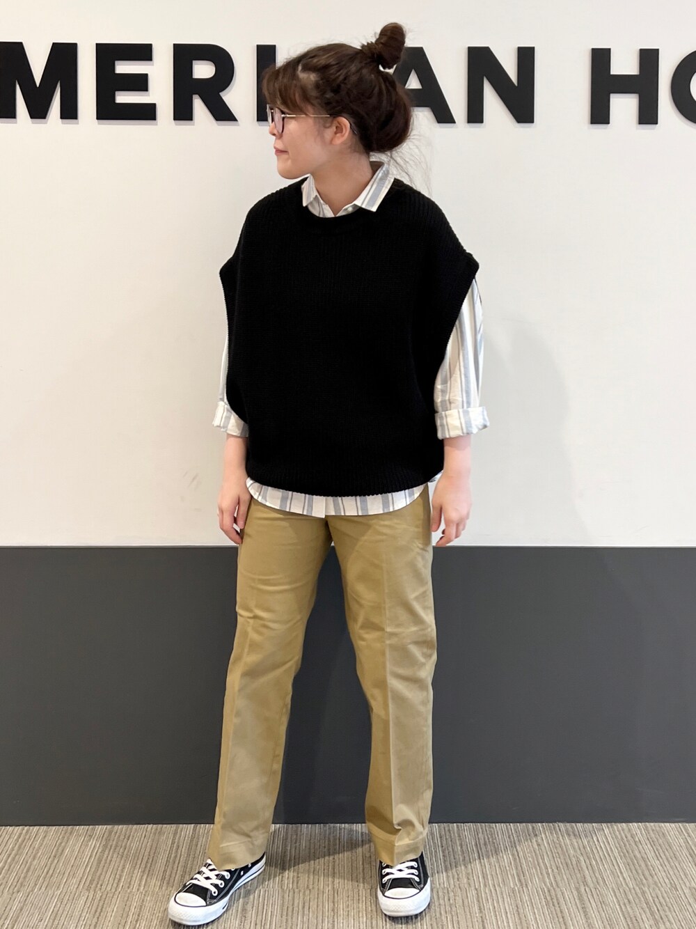 「AMERICAN HOLICのクルーネック片畦ニットベスト（ベスト、ブラック系）」を使った、Misato.Sさん（レディース・164cm）の冬コーディネートの1枚目の写真