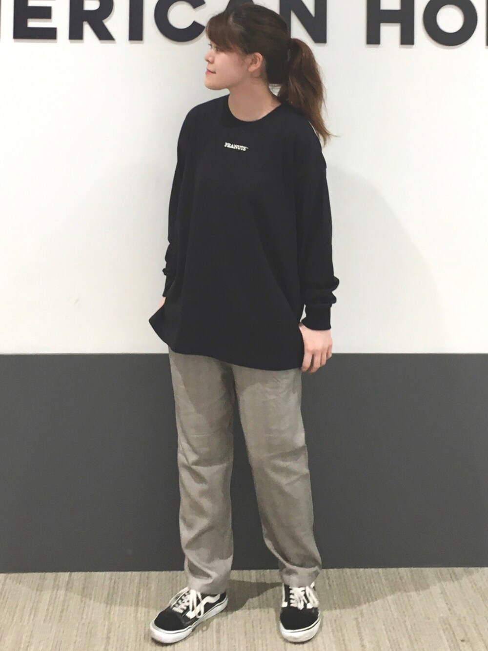 その他のその他パンツ、ブラック系のTシャツ/カットソー、ブラック系のスニーカーを着用したレディースの秋コーディネートの1枚目の写真