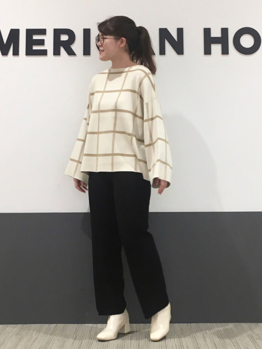 「チェック、ニット、ショートブーツ、白、ニットパンツ、きれいめカジュアル、メガネ女子、オトナカジュアル、秋コーデ、だから秋服が好き」｜「AMERICAN HOLICのふっくらクッションチャンキーヒールショートブーツ（ブーツ、ホワイト系）」を使った、Misato.Sさん（レディース・164cm）の秋コーディネートの1枚目の写真