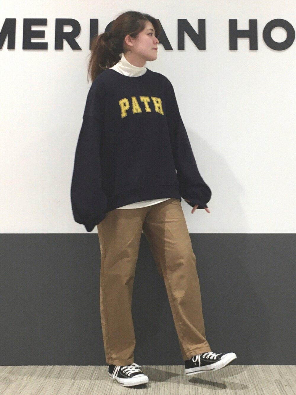 「スウェット、スニーカー、コンバース、ハイネック、レイヤードスタイル、プチプラ、パンツスタイル、プチプラコーデ、カジュアルコーデ、秋コーデ」｜「AMERICAN HOLICのロゴバックドレープ裏毛プルオーバー（スウェット、ブルー系）」を使った、Misato.Sさん（レディース・164cm）の秋コーディネートの1枚目の写真