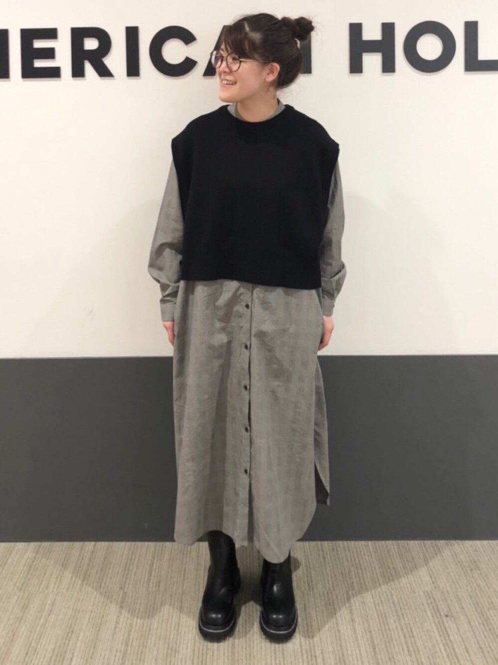 「シンプル、ベスト、ショートブーツ、大人カジュアル、シャツワンピ、グレンチェック、あけましておめでとうございます！、新年一発目、今年もよろしくお願いします」｜「AMERICAN HOLICのSET ニットベスト+シャツワンピース2（シャツワンピース、その他）」を使った、Misato.Sさん（レディース・164cm）の冬コーディネートの1枚目の写真