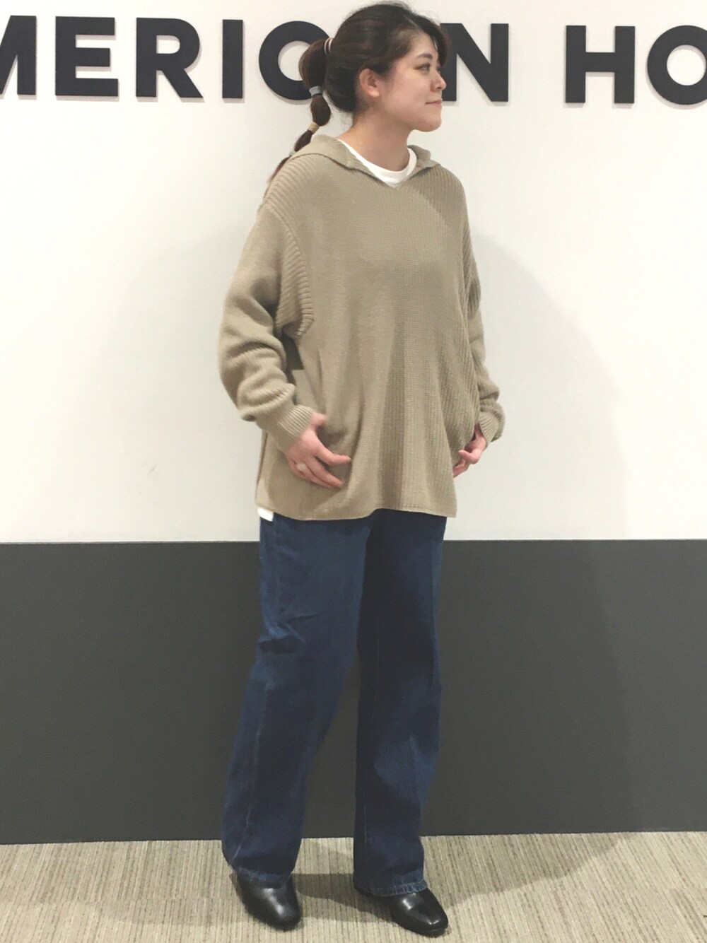 「ニット、デニム、ベージュ、ショートブーツ、プチプラ、セーラーカラー、プチプラコーデ、センタープレス、白Tシャツ、秋コーデ」｜「AMERICAN HOLICの片畦セーラーカラーニットプルオーバー（ニット/セーター、ベージュ系）」を使った、Misato.Sさん（レディース・164cm）の秋コーディネートの1枚目の写真