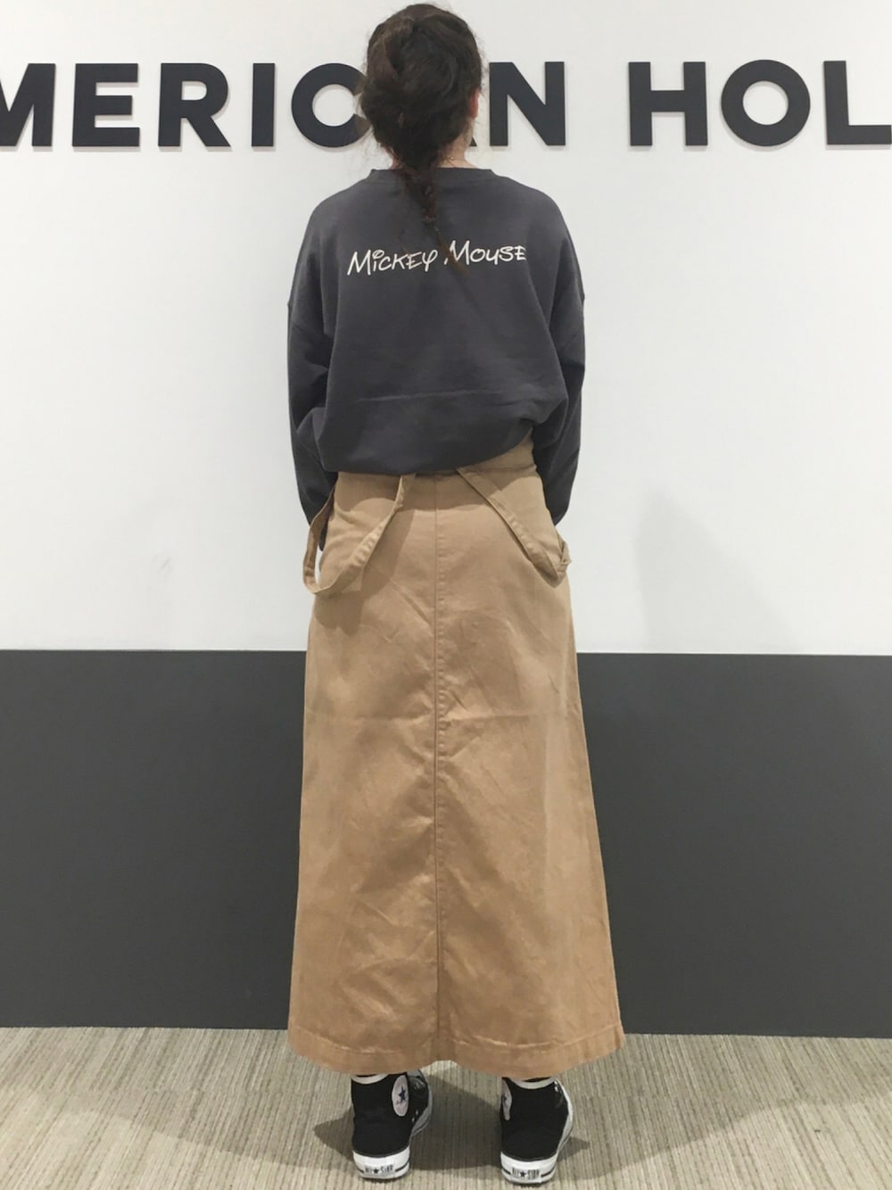「スウェット、コンバース、シンプル、グレー、秋のコーデ、ハイウエスト、ロングスカート、ハイカットスニーカー、くすみカラー、だから秋服が好き」｜「Disneyのバックロゴクルーネック裏毛プルオーバー/Mickey（スウェット、グレー系）」を使った、Misato.Sさん（レディース・164cm）の秋コーディネートの1枚目の写真