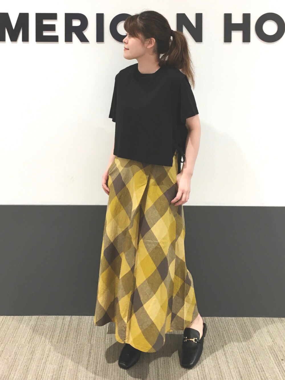 その他のスカート、ブラック系のローファー、ブラック系のTシャツ/カットソーを着用したレディースの秋コーディネートの1枚目の写真