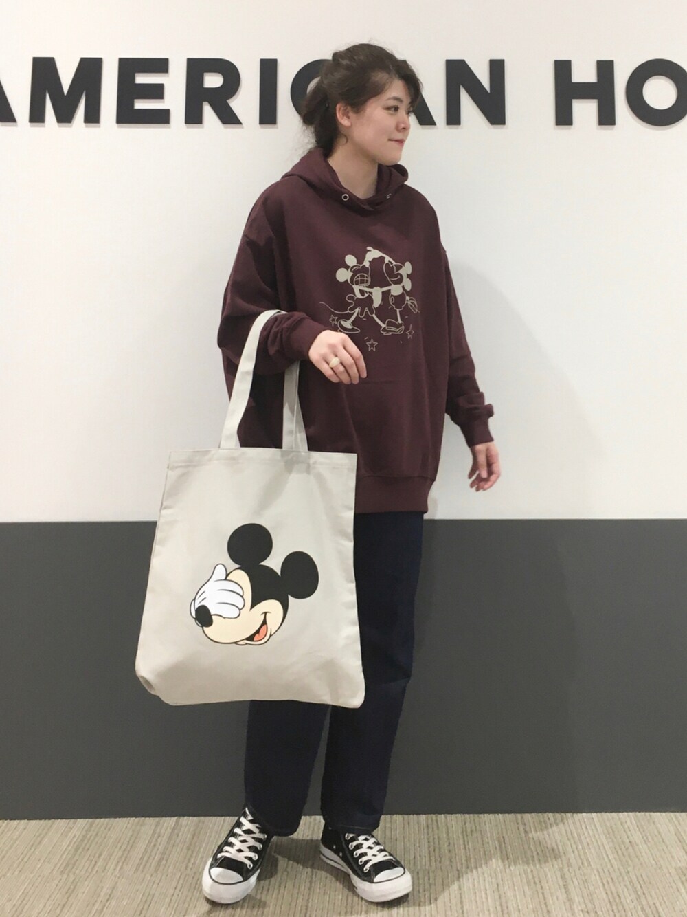「コンバース、トートバッグ、ビッグシルエット、パーカー、ボルドー、デニムパンツ、ディズニー、ハイカットスニーカー、カジュアルコーデ、だから秋服が好き」｜「CONVERSEのアイテム（スニーカー、ブラック系）」を使った、Misato.Sさん（レディース・164cm）の秋コーディネートの1枚目の写真