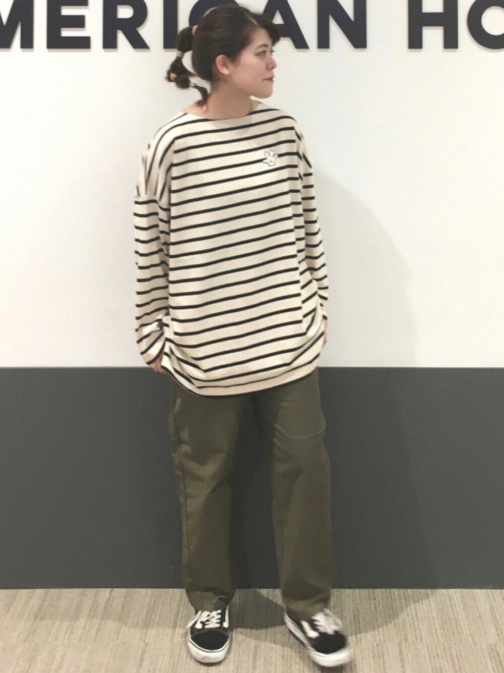 「スニーカー、VANS、カジュアル、ボーダー、カーキ、メンズライク、ボーダートップス、カーキパンツ、秋コーデ、だから秋服が好き」｜「AMERICAN HOLICのバックツイルワイドパンツ（その他パンツ、グリーン系）」を使った、Misato.Sさん（レディース・164cm）の秋コーディネートの1枚目の写真