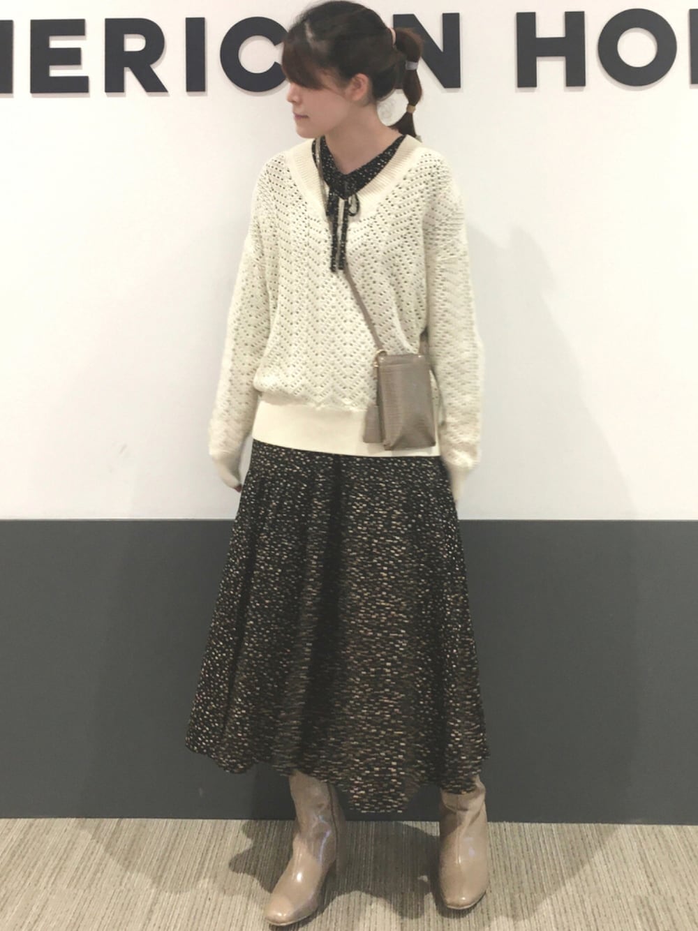 「ニット、ワンピース、ベージュ、ショートブーツ、大人カジュアル、白ニット、小花柄、ティアード、スクエアトゥ、スマホショルダー」｜「AMERICAN HOLICのふっくらクッションチャンキーヒールショートブーツ（ブーツ、ベージュ系）」を使った、Misato.Sさん（レディース・164cm）の秋コーディネートの1枚目の写真
