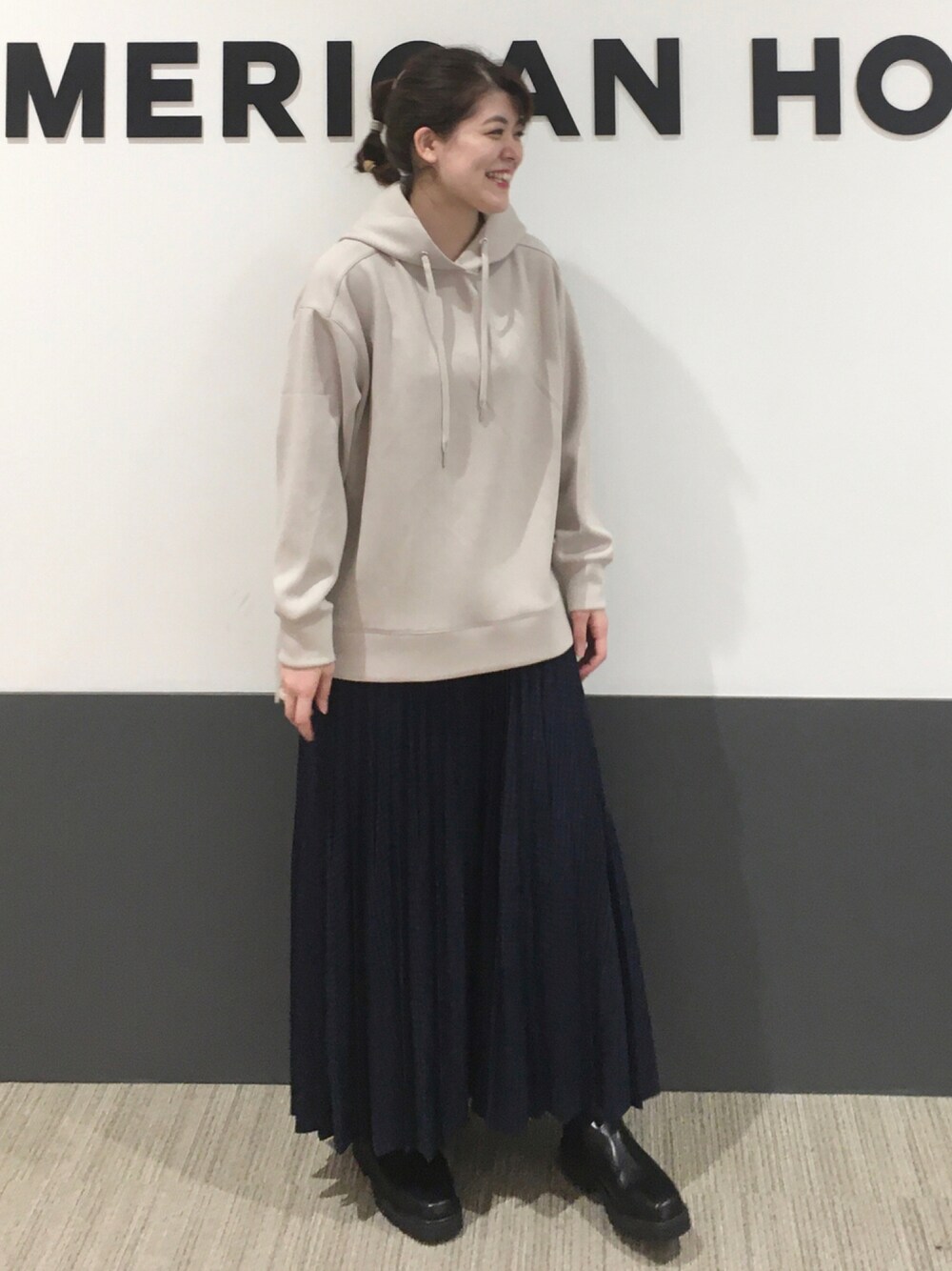 「チェック、スカート、ブーツ、パーカー、ロングスカート、チェックスカート、プリーツスカート、秋服、カジュアルコーデ、グレーベージュ」｜「AMERICAN HOLICのチェックプリーツスカート（スカート、ブルー系）」を使った、Misato.Sさん（レディース・164cm）の秋コーディネートの1枚目の写真