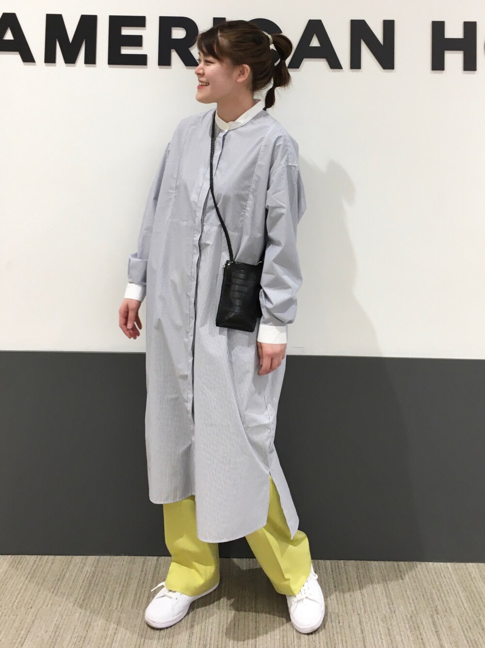 「レイヤード、イエロー、カラーパンツ、ストライプ、大人カジュアル、白スニーカー、プチプラ、シャツワンピ、スタンスミス、パンツスタイル」｜「AMERICAN HOLICのキーケース付きスマホショルダー（ショルダーバッグ、ブラック系）」を使った、Misato.Sさん（レディース・164cm）の冬コーディネートの1枚目の写真