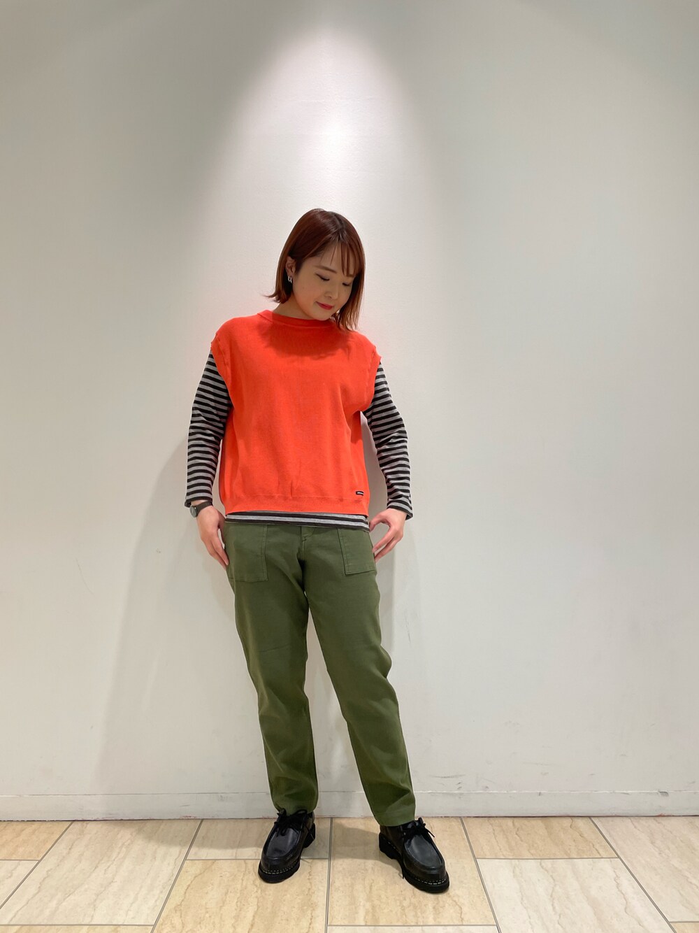 「BEAVER、BEAVER名古屋、MANASTASH、DMG、ベスト、ニット、ニットベスト、ロンT、今日のコーデ、カジュアル、カジュアルコーデ、春コーデ、春、オレンジ、パンツスタイル」｜「MANASTASHのアイテム（トップス、オレンジ系）」を使った、Renさん（レディース・153cm）の冬コーディネートの1枚目の写真