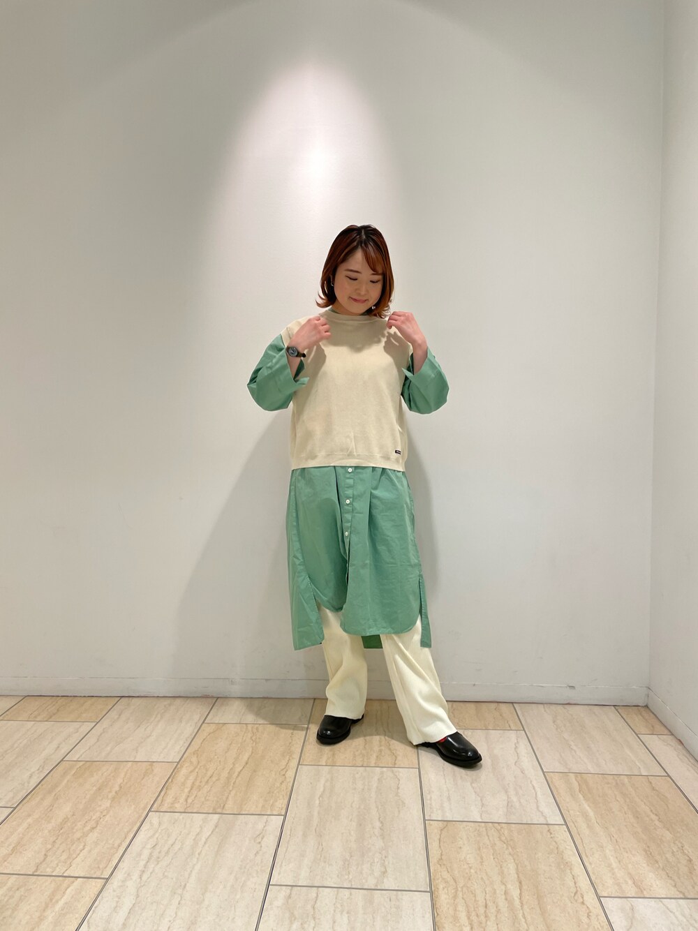「ニット、ワンピース、ホワイト、BEAVER、ベスト、MANASTASH、シャツワンピ、春コーデ、DMG、BEAVER名古屋」｜「D.M.G.のアイテム（ワンピース/ドレス、グリーン系）」を使った、Renさん（レディース・153cm）の春コーディネートの1枚目の写真