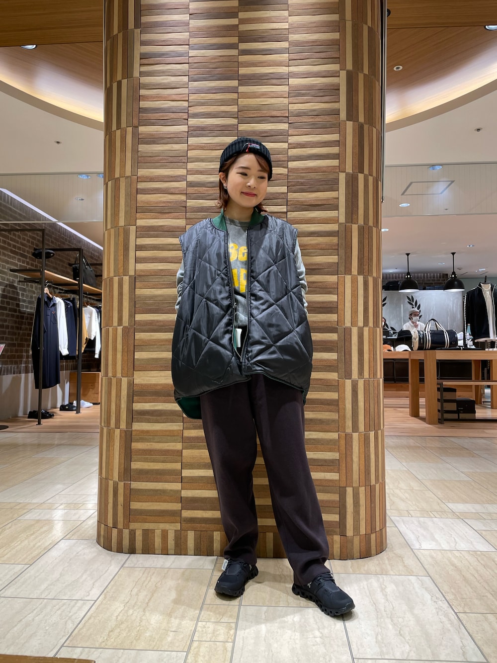 「BEAVER、BEAVER名古屋、MANASTASH、カジュアルコーデ、休日コーデ、ストリート、ストリートMIX、ラフ、ニット帽、ビーニー、スニーカー、ベスト、カジュアル、ゆるコーデ、春」｜「BEAVERのFAZZURA/ファズラ　REVERSIBLE VEST リバーシブルベスト（ベスト、グリーン系）」を使った、Renさん（レディース・153cm）の冬コーディネートの1枚目の写真
