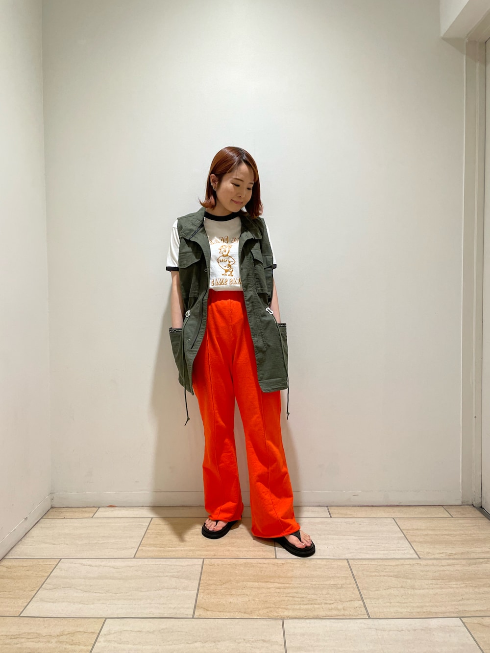 「カラーパンツ、Tシャツ、BEAVER、ベスト、MANASTASH、プリントT、カジュアルコーデ、カラーコーデ、リンガーTシャツ、BEAVER名古屋」｜「FUNGのFUNG/ファング　Ringer Tee colorado リンガーティー ”コロラド"（Tシャツ/カットソー、ホワイト系）」を使った、Renさん（レディース・153cm）の春コーディネートの1枚目の写真