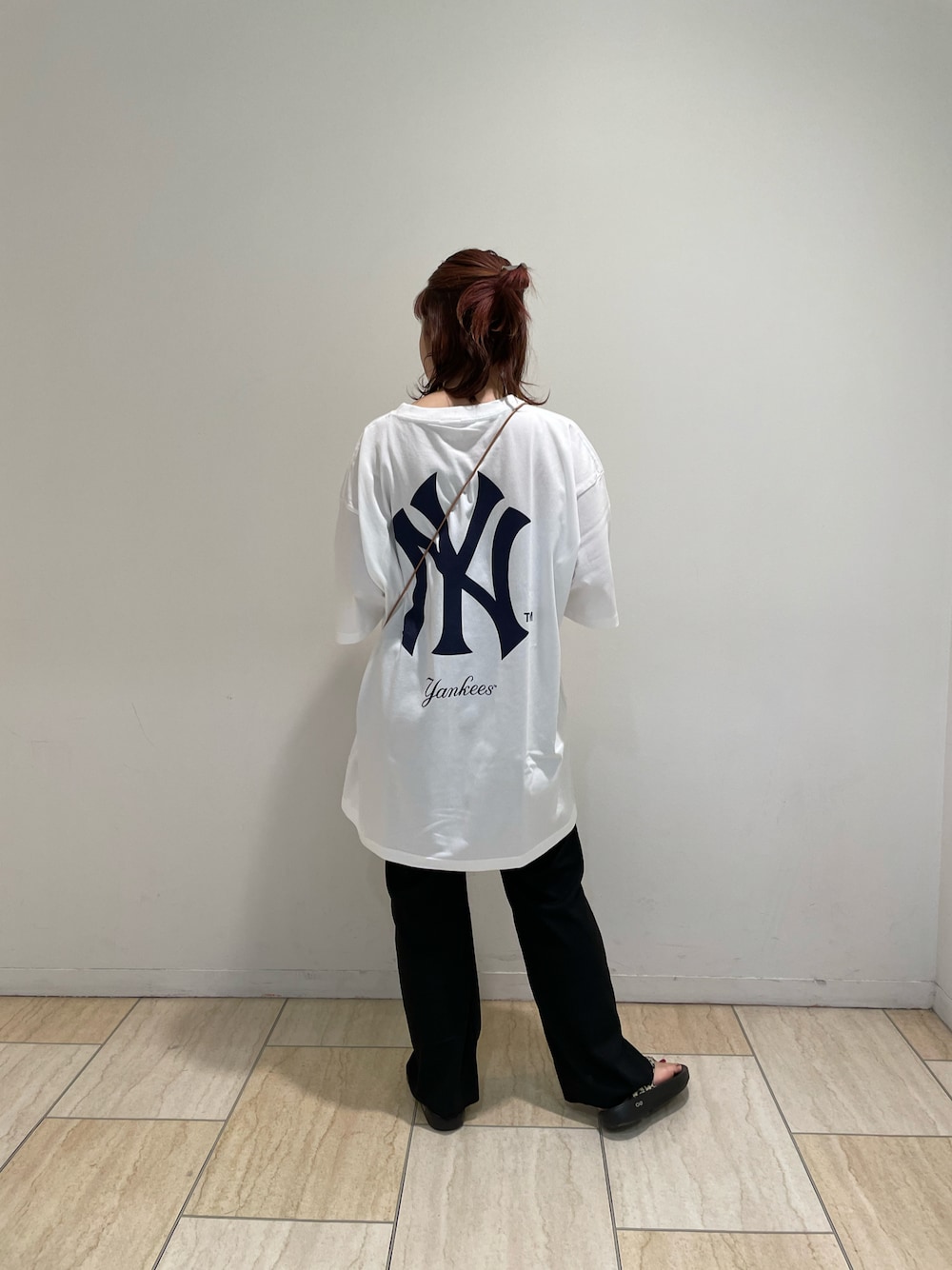 「BEAVER、BEAVER名古屋、AVIREX、MANASTASH、MLB、ビッグシルエット、Tシャツ、TEE、パンツスタイル、野球観戦、YANKEES、カジュアル、ストリート、ストリートコーデ、ストリートMIX」｜「AVIREXの【MLB×AVIREX】ヤンキース Tシャツ/YANKEES T-SHIRT  AVIREX/アヴィレックス（Tシャツ/カットソー、ホワイト系）」を使った、Renさん（レディース・153cm）の春コーディネートの1枚目の写真