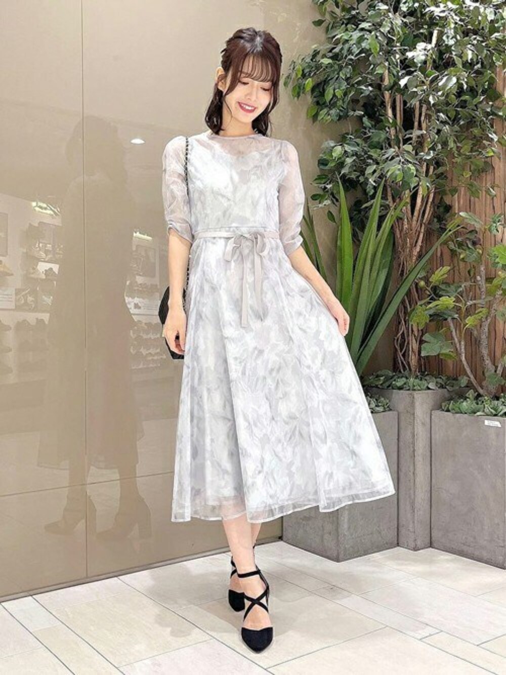 「ワンピース、パンプス、ぼかし柄、オケージョン、ロングワンピース、シアー、noela、ノエラ、Noela(Noela)、ノエラ(Noela)」｜「Noelaの【渡辺梨加コラボ】メッシュ花柄ワンピ（ワンピース、ブルー系）」を使った、HIROMIさん（レディース・170cm）の秋コーディネートの1枚目の写真