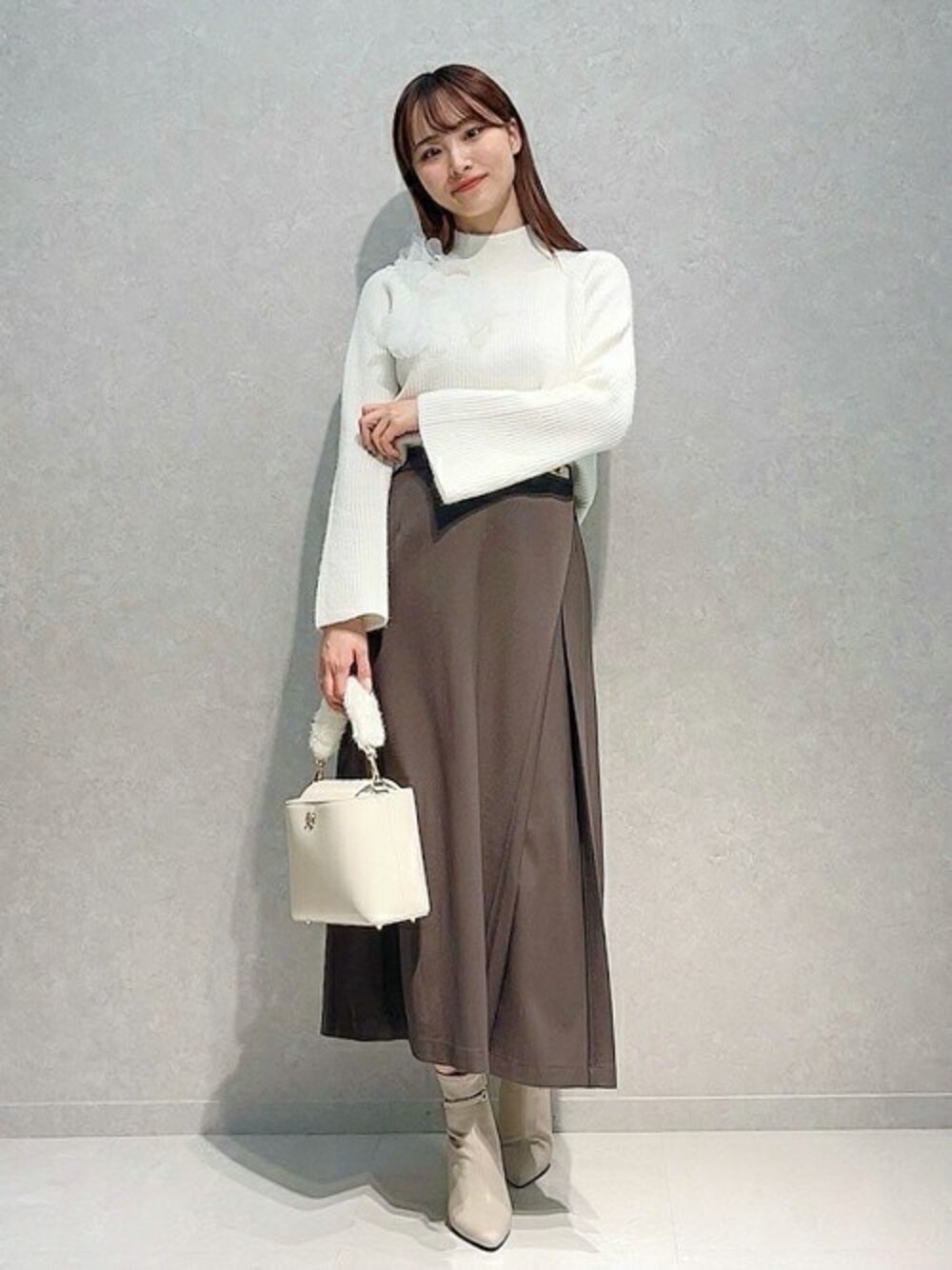 「ニット、スカート、flower、モチーフ、noela、タックスカート、ノエラ」｜「Noelaのフラワーモチーフニット（ニット/セーター、ホワイト系）」を使った、HIROMIさん（レディース・166cm）の冬コーディネートの1枚目の写真