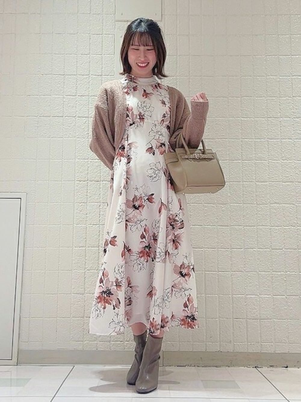「カーディガン、ワンピース、花柄、ロングワンピース、コーラルピンク、noela、ノエラ、フラワーワンピース」｜「Noelaのカーデ×ラインフラワーワンピース（ワンピース、ピンク系）」を使った、HIROMIさん（レディース・158cm）の冬コーディネートの1枚目の写真