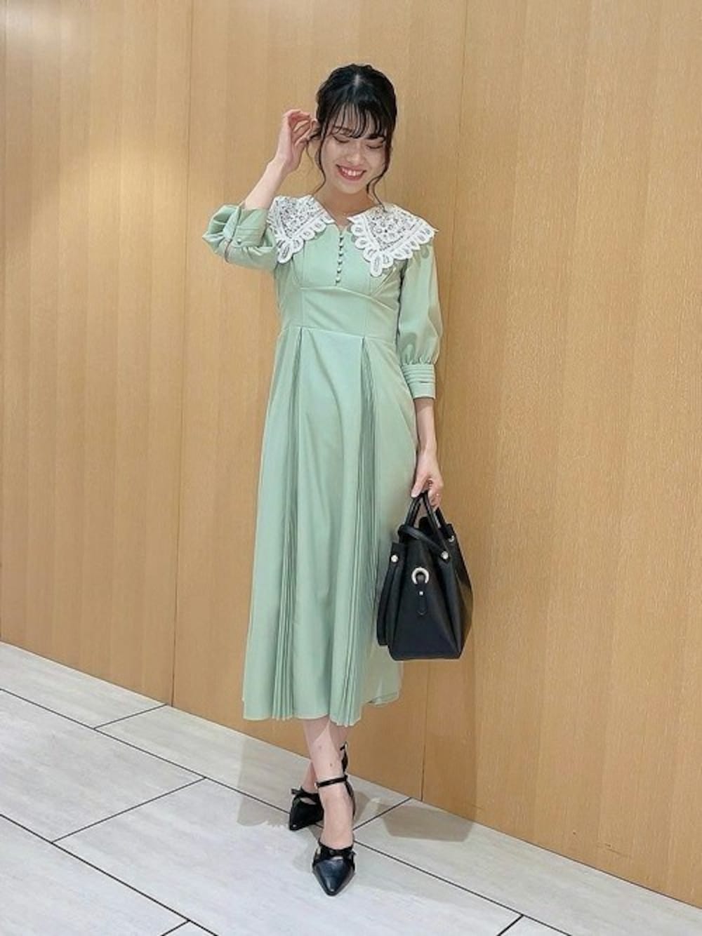 「ワンピース、レース、プリーツ、襟付きワンピース、noela、ノエラ、ノエラ(Noela)」｜「Noelaの襟レースプリーツワンピ（ワンピース、グリーン系）」を使った、HIROMIさん（レディース・170cm）の冬コーディネートの1枚目の写真