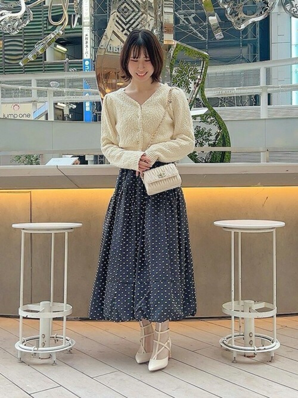 「ニット、スカート、ハート、バルーンスカート、モチーフ、noela、アソート、ノエラ、ポコポコ」｜「Noelaのぽこぽこニットカーデ（カーディガン/ボレロ、ベージュ系）」を使った、HIROMIさん（レディース・158cm）の春コーディネートの1枚目の写真