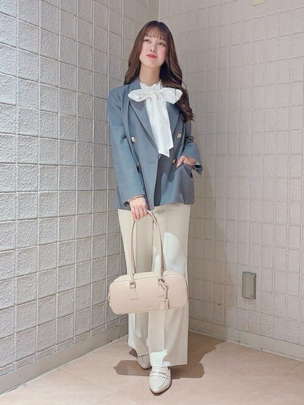 「ジャケット、ブラウス、パンツ、パンツスタイル、noela、ノエラ、シア―ブラウス」｜「Noelaのゴールドボタンダブルジャケット（テーラードジャケット、グレー系）」を使った、HIROMIさん（レディース・157cm）の春コーディネートの1枚目の写真